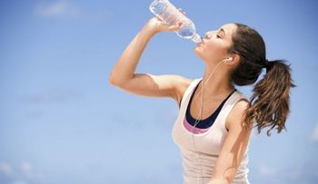 ¿Cuántos vasos de agua tomar para bajar de peso?