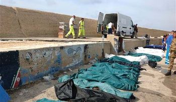 Mueren 94 migrantes en naufragio frente a Italia