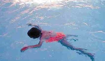 Una niña de 1 año muere ahogada en una piscina y uno de 3 años al caerle un saco de arroz