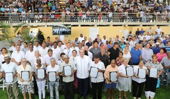 Abinader entrega 1,305 títulos en Pueblo Nuevo: "Hoy se hace justicia social"