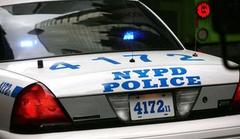 Policía se dispara a sí mismo en confuso incidente en El Bronx