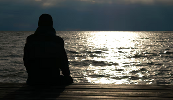 Estudio: la soledad afecta la memoria, pero no acelera su deterioro