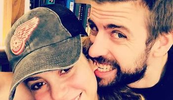 Gerard Piqué le "â??come" la oreja a Shakira