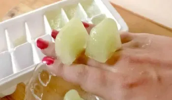 Con poca cosas te quita las manchas oscuras; cubos de hielo de pepino y papa