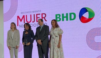 Kalys Bautista, CEO de Kaba Consulting, recibe galardón Mujer Negocios BHD