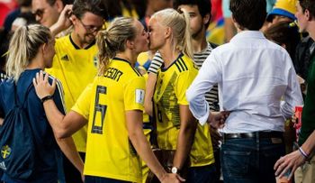 La historia del beso entre dos jugadoras en el Mundial de Francia que se volvió viral
