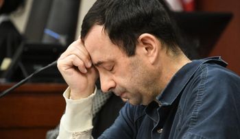 Juez sentencia a exmédico del equipo de gimnasia Larry Nassar a 175 años por casos de abuso sexual