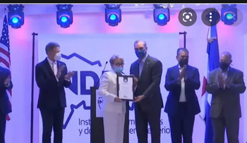 Abinader encabeza acto de reconocimiento de personalidades dominicanas en EEUU