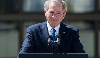 Avión en el que viajaba George W. Bush aterriza de emergencia