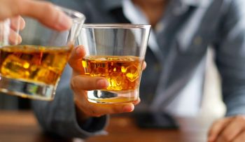 Estudio demuestra consumir mucho o poco alcohol, como quiera te jode la salud 