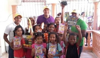 Juventud con Reinaldo entrega juguetes a niños por Día de los Reyes