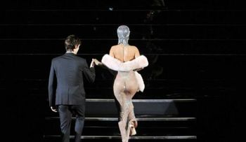 Rihanna impacta con vestido transparente en premio CFDA Awards donde recibió un galardón