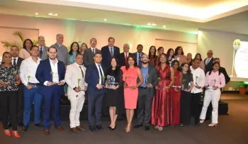 MEDICOOP premia a 18 médicos residentes y reconoce a dos gerentes de enseñanza en su 50 aniversario