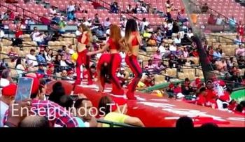 Mira como se mueven las bailarinas del Escogido