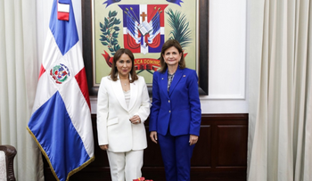 Raquel Peña juramenta a Mayra Jiménez en Supérate