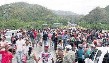 Unas 14 mil personas incomunicadas por derumbe puente sobre río Haina de Villa Altagracia