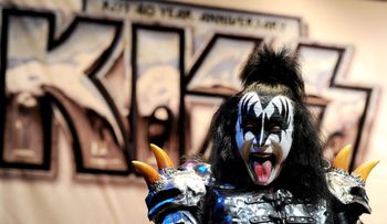 Una mujer demanda por acoso sexual a Gene Simmons, bajista y vocalista del grupo Kiss