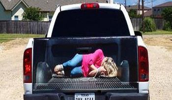 Escándalo en Texas por sticker de mujer secuestrada