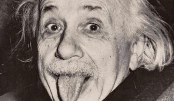 Subastan la copia más antigua de la foto de Einstein sacando la lengua