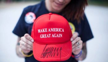 Un hispano recauda 14.000 dólares vendiendo gorras anti-Donald Trump