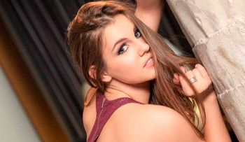 Conoce a la Diosa del día: Christine Carter y deleitate con su belleza