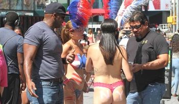 Apresan hispanas se exhiben desnudas frente consulado RD en NY
