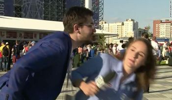 Una reportera regaña en directo a un hombre que trató de besarla durante el Mundial de Rusia 2018