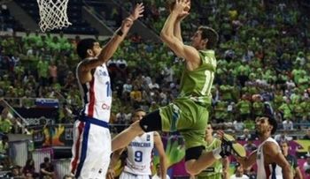 Estados Unidos le pasa al rolo a Eslovenia 119-76.