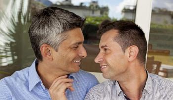 Afirman comer pollo causa homosexualidad y calvicie