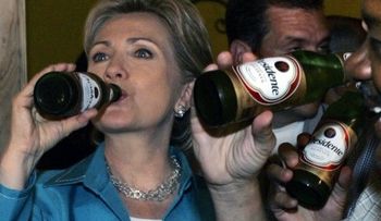 Republicanos usan foto de Hillary bebiendo cerveza Presidente para atacar su campaña 