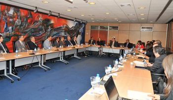 Gobernador Valdez Albizu expone resultados económicos a Unión Nacional de Empresarios