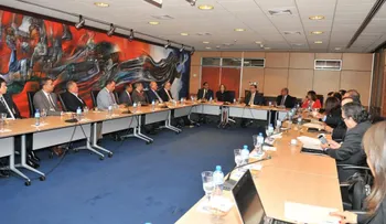 Gobernador Valdez Albizu expone resultados económicos a Unión Nacional de Empresarios