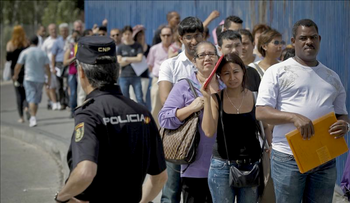 Caen un 33,5 % las autorizaciones de trabajo a extranjeros en España