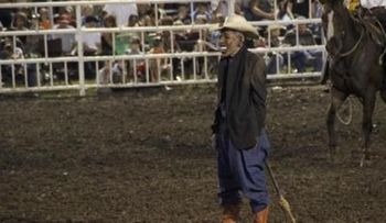 Payaso pone en ridículo a Obama durante un rodeo