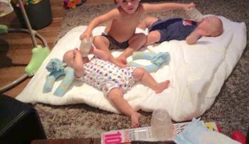 El ingenio al servicio de la maternidad doble: ¡Solo fíjate en las piernas de esta mujer!