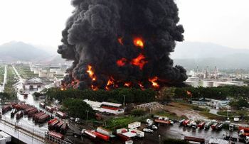 Rayo causa incendio en refinería de Venezuela