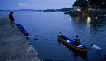 El hombre empujó a su esposa del bote... La razón es increíble 