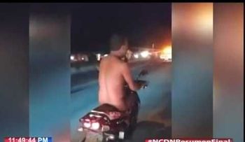 Un hombre desnudo conduce motocicleta en SPM 