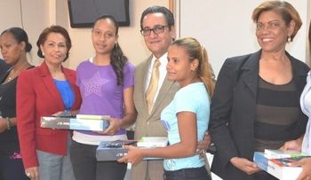 50 estudiantes de educación UASD reciben tablets del Mescyt y Microsoft