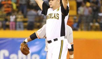 Escogido extiende racha de triunfos a cinco juegos; vence a los Gigantes 4- 2 en once entradas