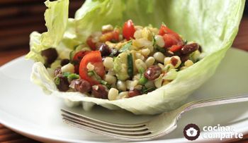 Camarón sabroso con ensalada de frijoles negros
