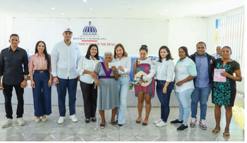 Gobierno entrega bono a afectados por lluvias en María Trinidad Sánchez