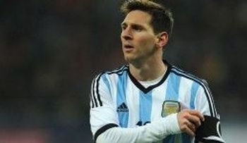 Messi se retira por molestias musculares en el muslo derecho