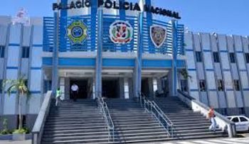 Un hombre le saca un ojo a una joven con un casco de botella