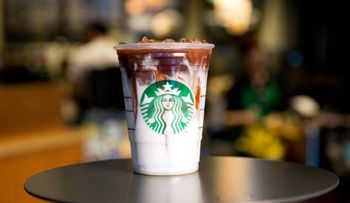 Alerta higiénica: hallaron bacterias fecales en el café helado de Starbucks