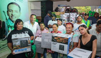 Pedro Jiménez homenajea a madres del Distrito Nacional con regalos y alegría