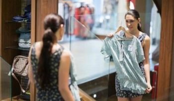 6 errores al probarnos ropa en las tiendas