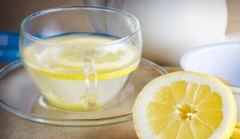 Un jugo asesino del cáncer: 1 limón, un puñado de espinacas, media taza de agua y 3 hojas de col rizada