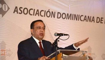 Gobernador del Banco Central, Valdez Albizu deplora bajos salarios