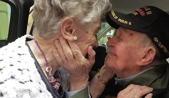 "Nunca saliste de mi corazón": Pareja de la Segunda Guerra Mundial se reencuentra 50 años después